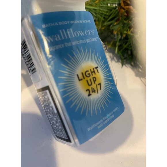 Bath & Body Works New Hand Painted “Snowman” Light Up Nightlight Wallflower Plug - Picture 8 of 9